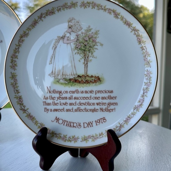 SET/2 HOLLY HOBBIE, MOTHER’S DAY PLATES. 1975 & 1978 COMMEMORATIVE EDITIONS. - Picture 3 of 8